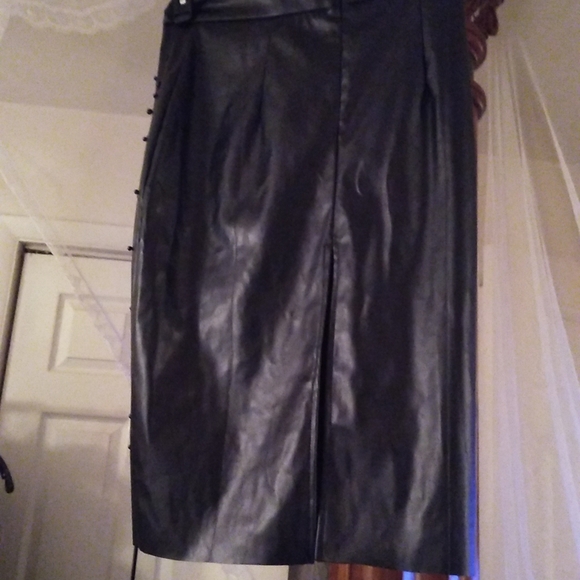 Pu skirt with black pearls - Picture 8 of 8